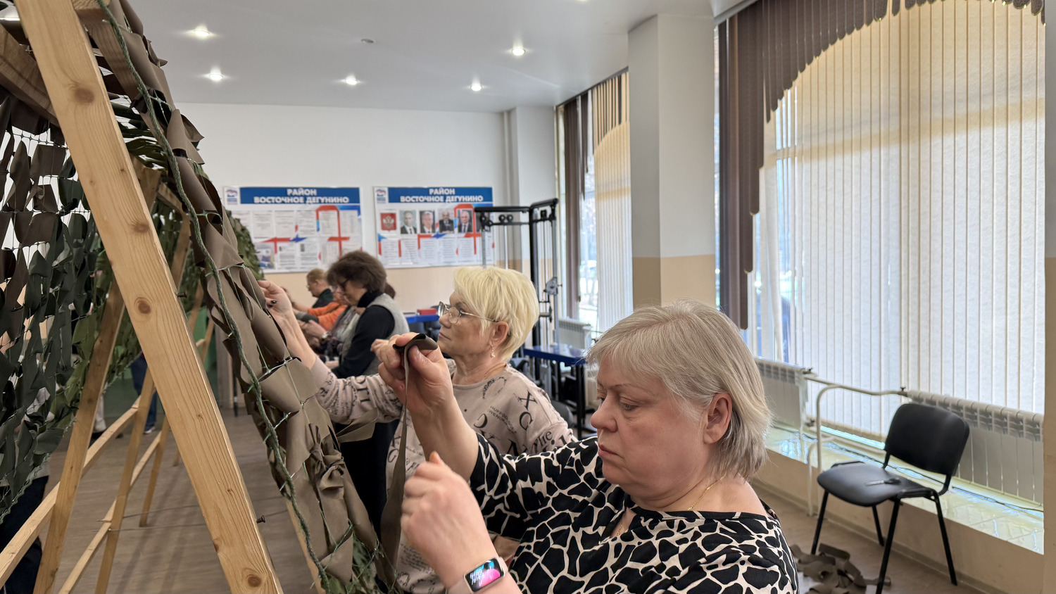 Мастер-класс по изготовлению маскировочных сетей прошел в Восточном Дегунино, фото