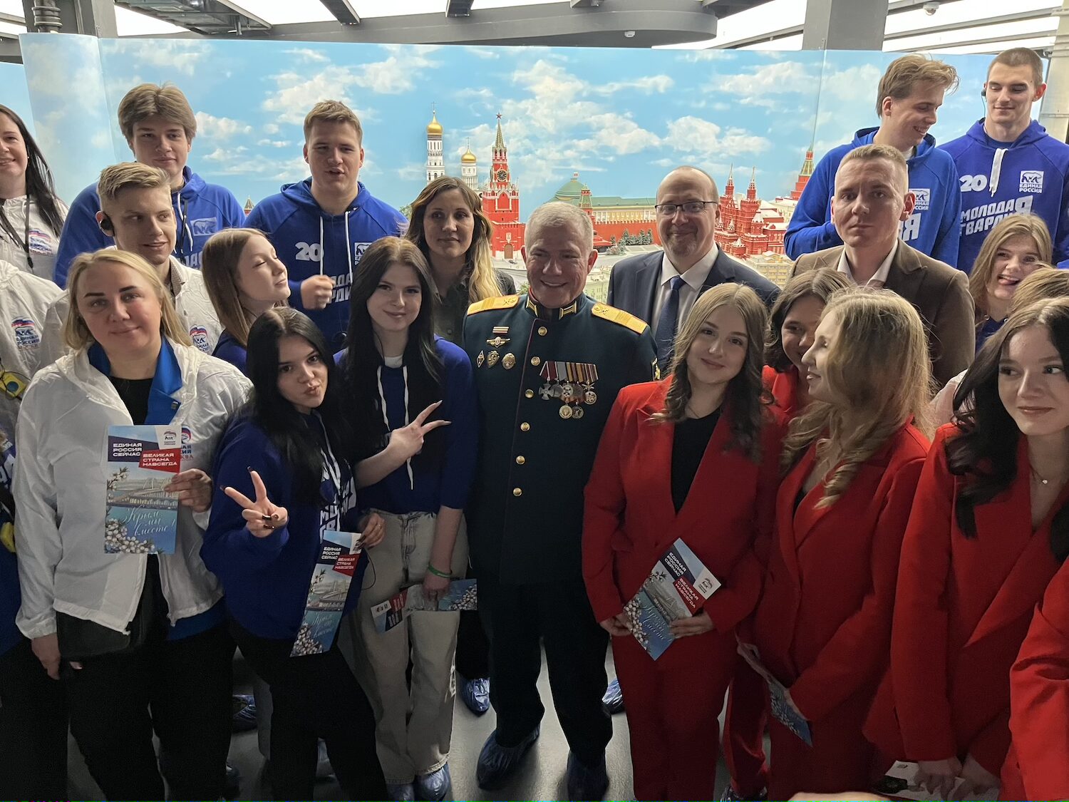 Член Ассоциации ветеранов СВО Шелковой провел для молодежи патриотическую экскурсию в честь годовщины воссоединения с Крымом, фото