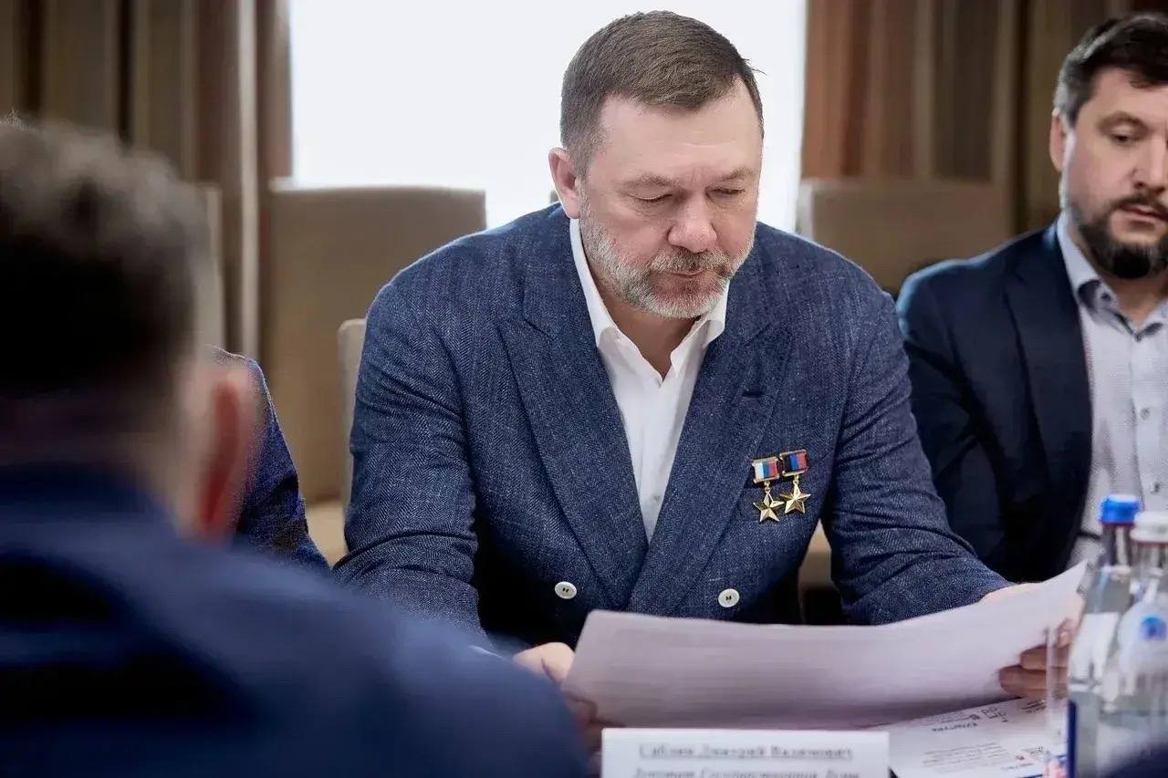 Депутат Госдумы Дмитрий Саблин рассказал о ходе строительства поликлиники в Троицке, фото