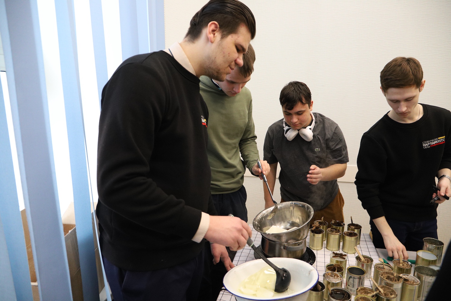 Участники СВО вместе со студентами изготовили армейские свечи, сети и сухой душ для бойцов, фото