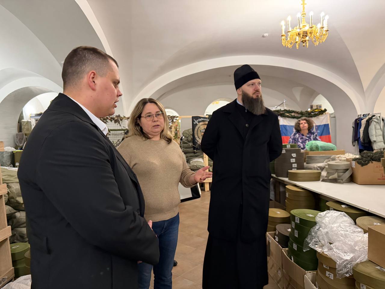 Мастер-класс по плетению маскировочных сетей прошел в храме Святых равноапостольных Константина и Елены в СЗАО, фото