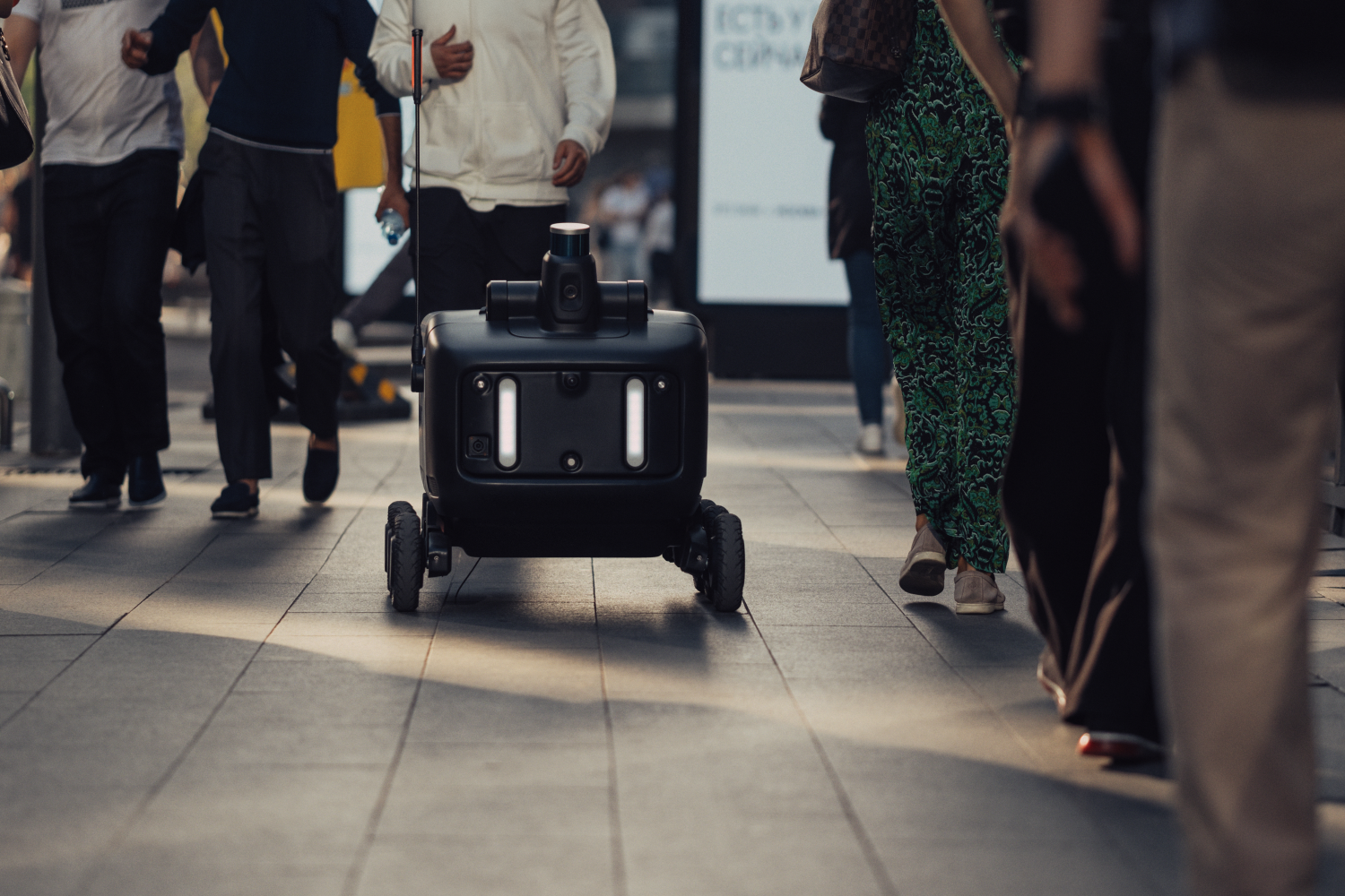 Московским полицейским показали «послушных» заменителей курьеров, фото