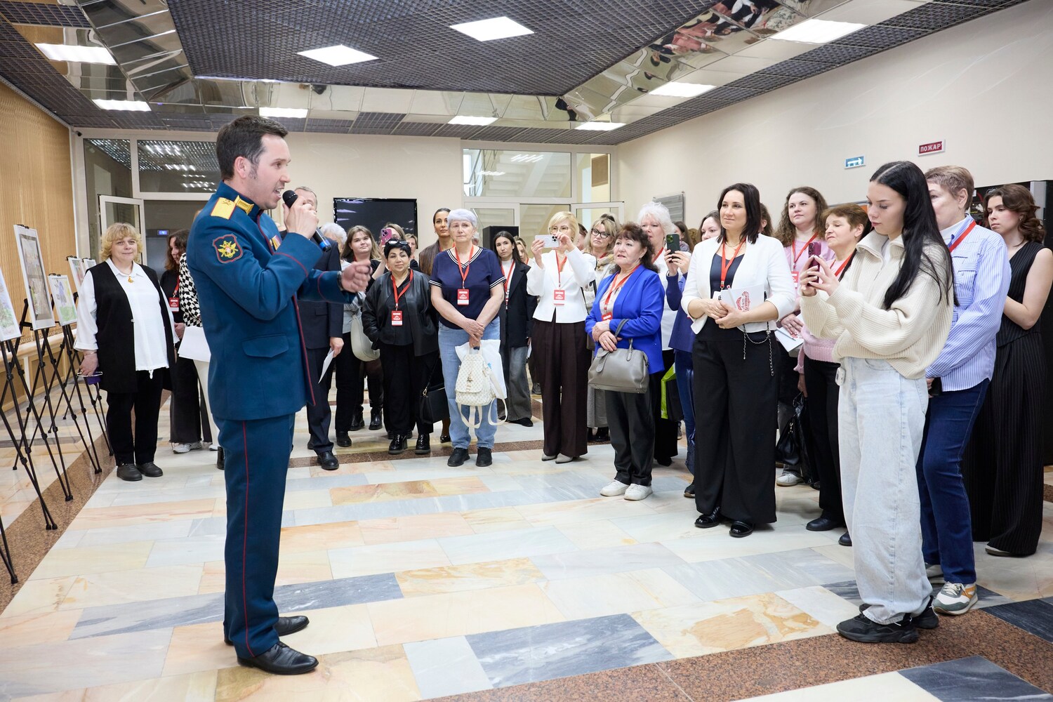 Журналист Олег Леонов провел жеребьевку команд проекта «А ну-ка, девушки!», фото