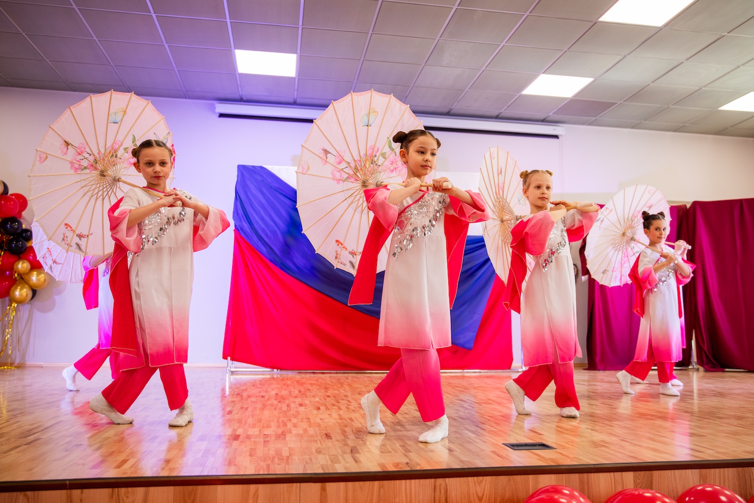 Депутат Государственной думы Владислав Третьяк поприветствовал танцевальные коллективы на фестивале в Метрогородке, фото