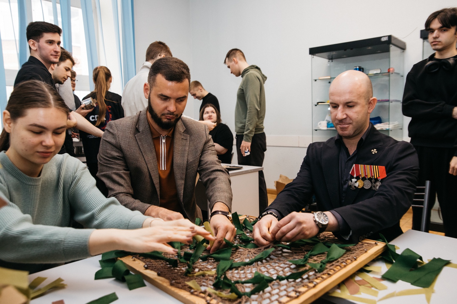 Гуманитарная помощь СПК: ветераны СВО вместе со студентами изготовили свечи и сухой душ для бойцов, фото