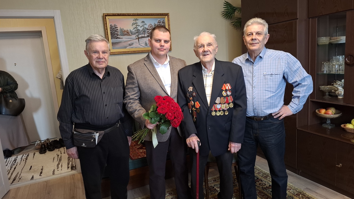 Герой России Эдуард Казымов встретился с ветеранами Великой Отечественной войны, фото