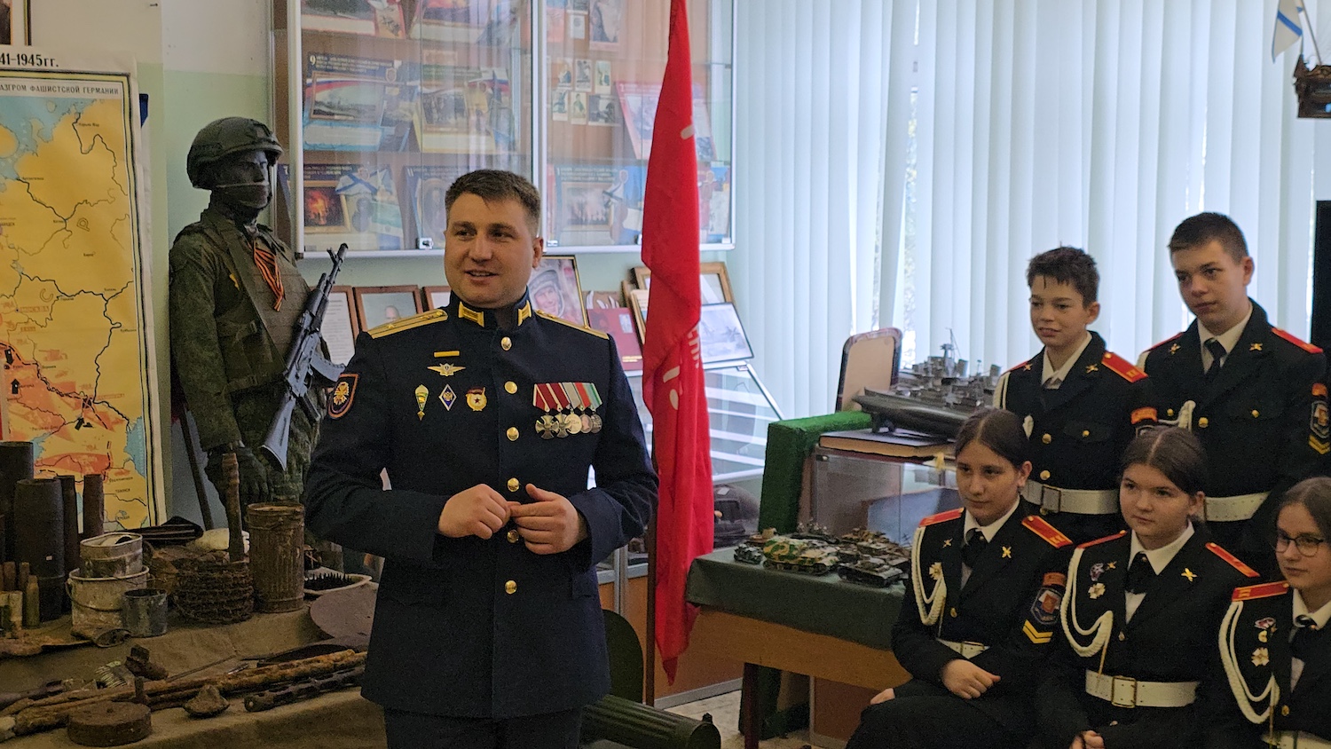 Участник СВО Эдуард Шонов провел урок мужества для кадетов в Новокосино, фото