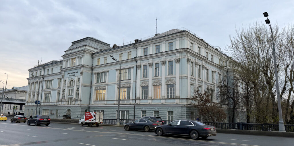 Кропоткинская &mdash; Парк культуры: чисто по Пречистенской  фото