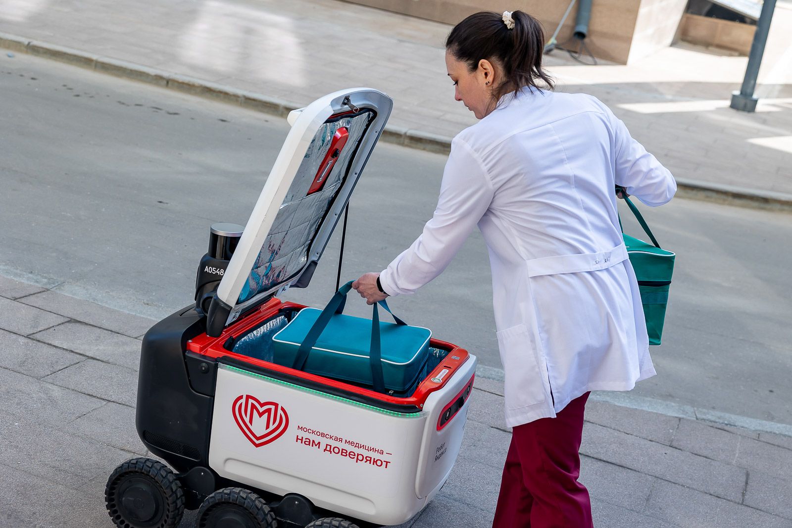 Московские больницы начали использовать роботов-доставщиков, фото