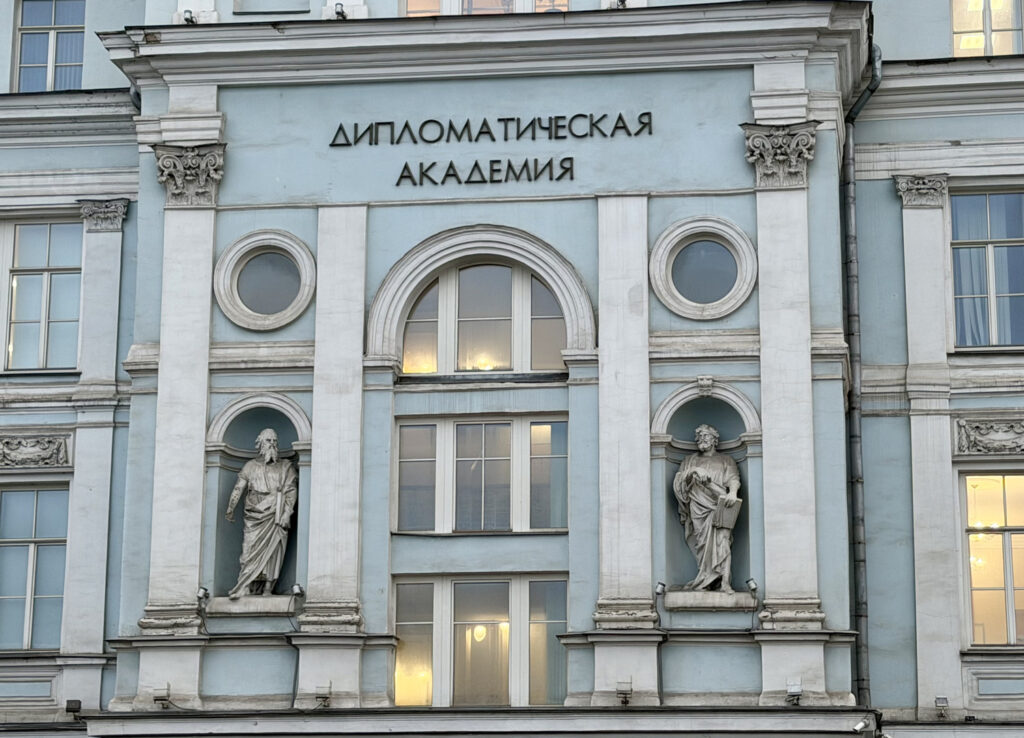 Кропоткинская &mdash; Парк культуры: чисто по Пречистенской  фото