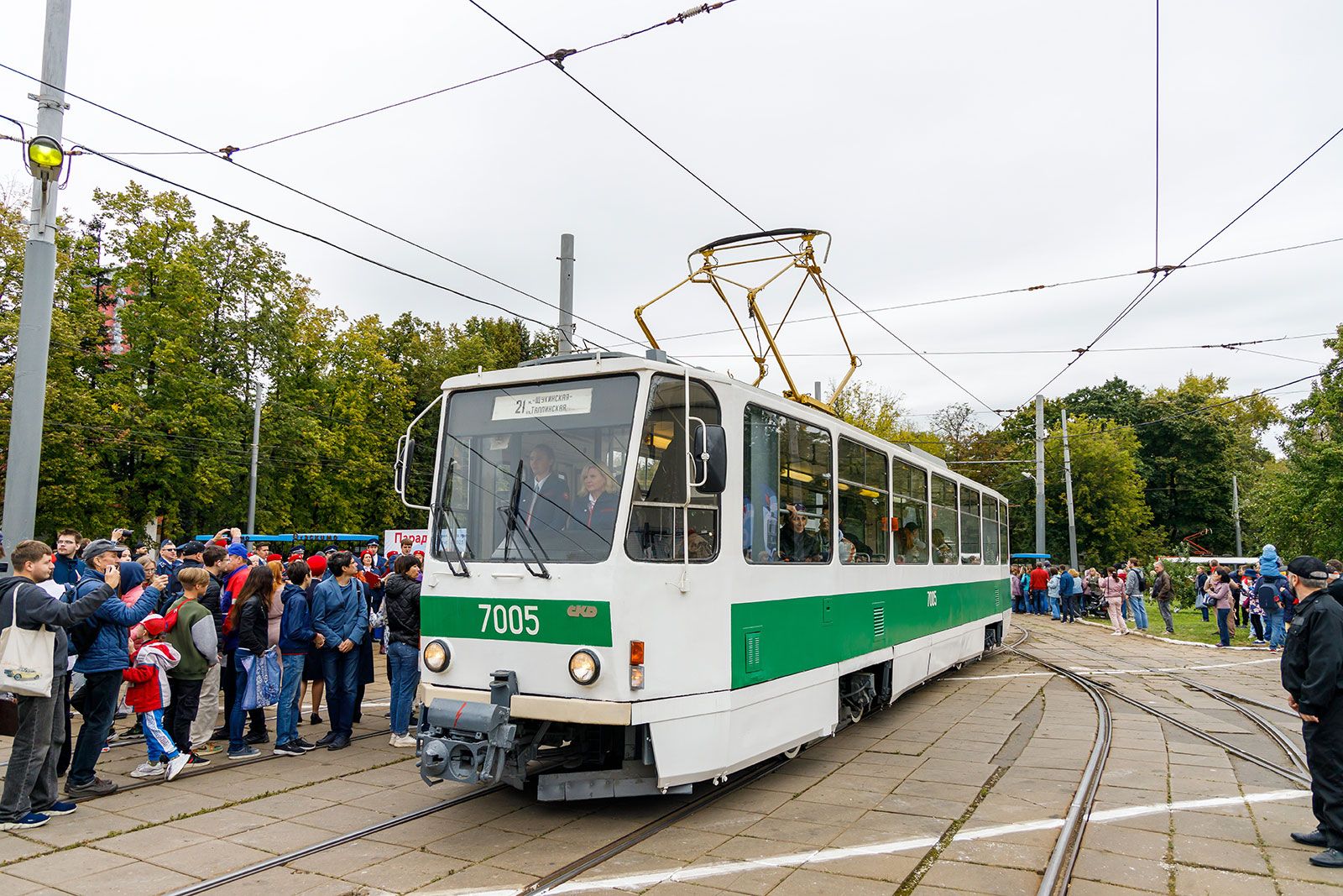 Москвичи смогут прокатиться на уникальном музейном трамвае, фото