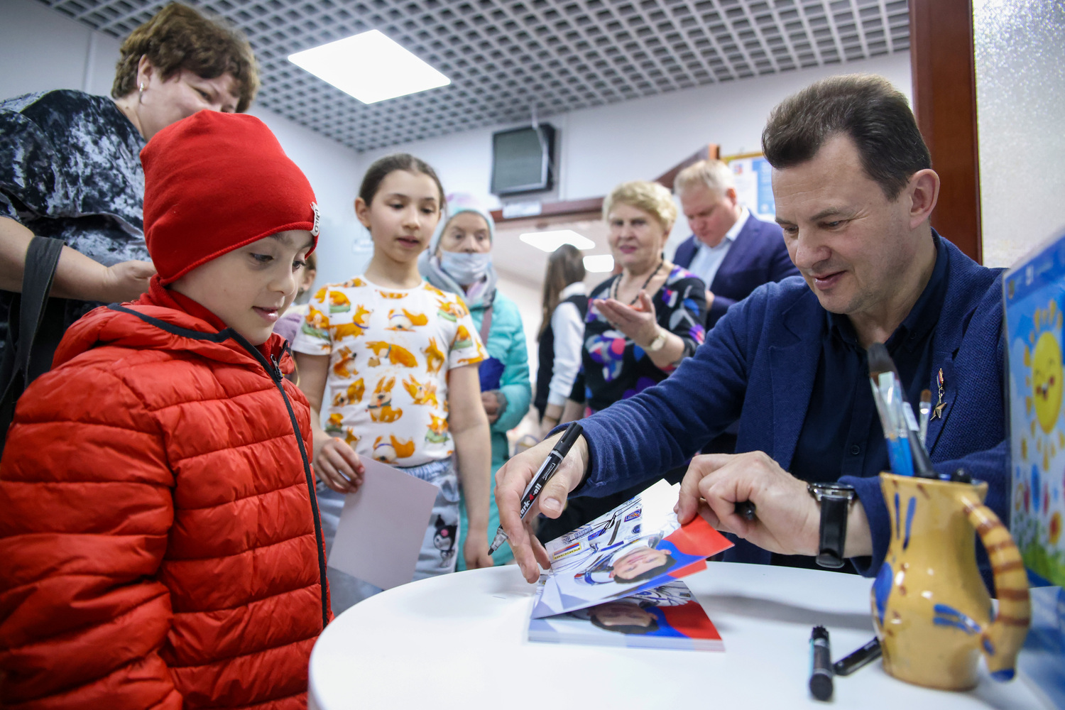 Летчик-космонавт Роман Романенко посетил творческий фестиваль в Чертаново Центральном, фото