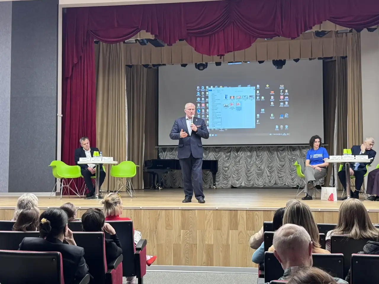 Ветеран СВО Александр Шелковой выступил на форуме по безопасности детей в Лианозово, фото