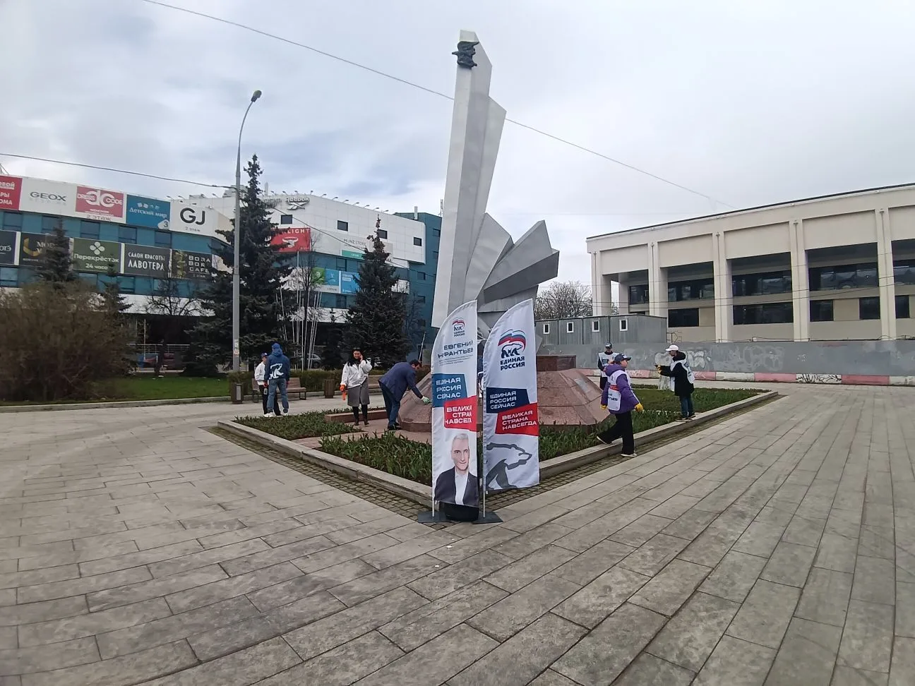 Молодежный штаб Евгения Нифантьева провел акцию «Чистый памятник» в Орехово-Борисово Южном, фото