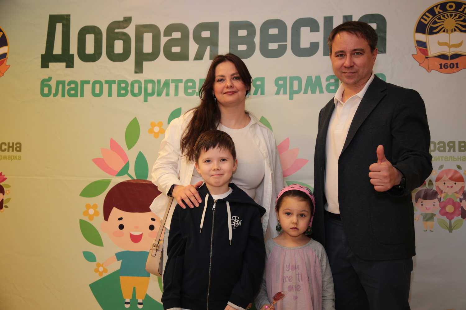 Участник СВО Эльдар Шарипов поддержал традиционную выставку-ярмарку в школе № 1601, фото