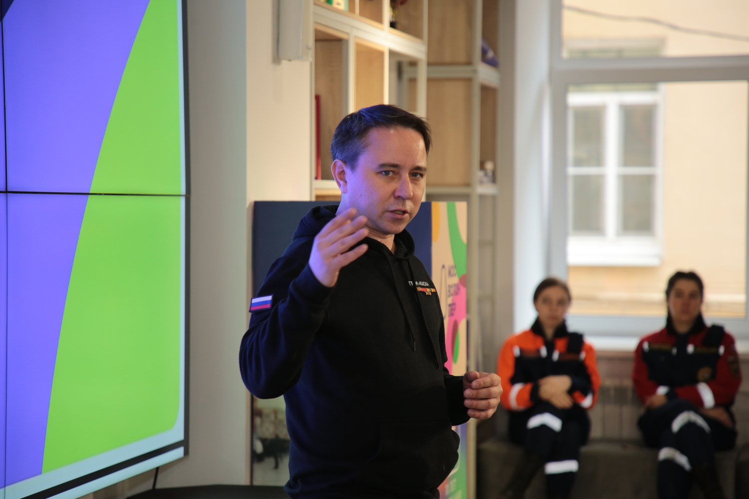 Участник СВО Эльдар Шарипов выступил перед активистами движения «Мосволонтер», фото