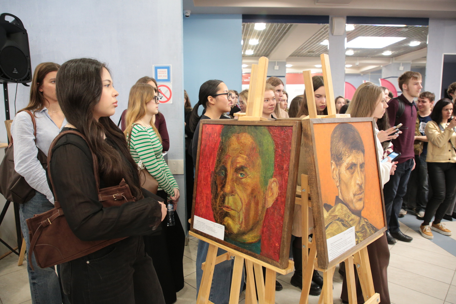 Участник СВО Эльдар Шарипов посетил открытие выставки картин «Наследие Отечества», фото