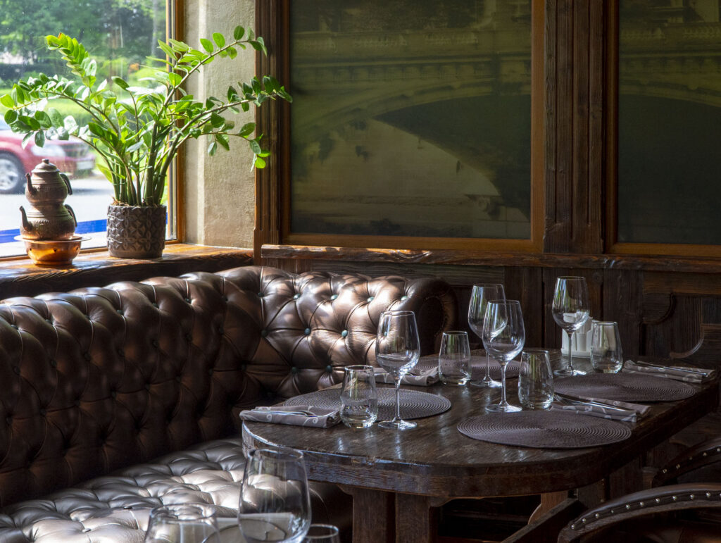 Выставка в честь Эрнста Неизвестного, арии Моцарта и ресторан в особняке &mdash; куда пойти после работы  фото