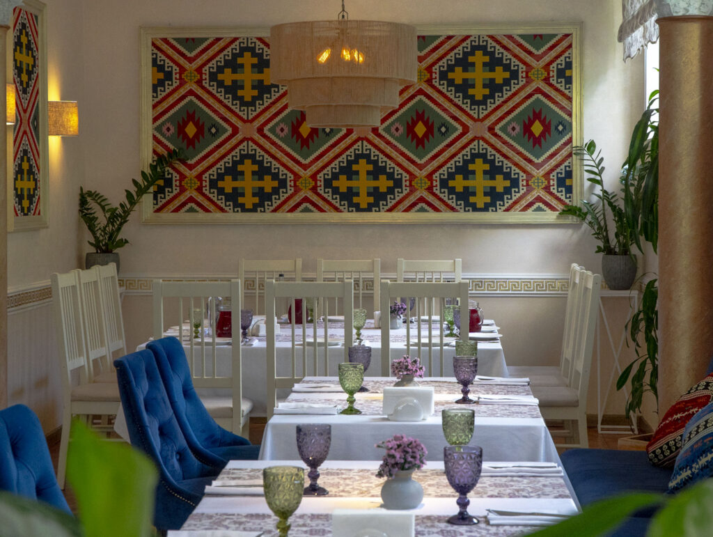 Выставка в честь Эрнста Неизвестного, арии Моцарта и ресторан в особняке &mdash; куда пойти после работы  фото