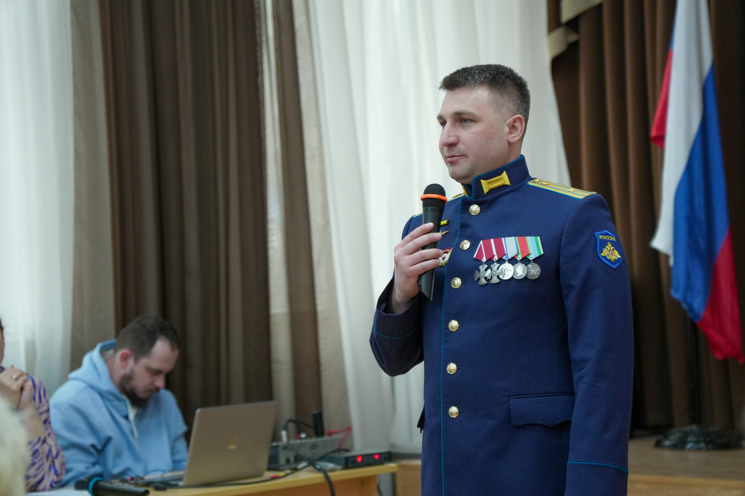 В школе № 1222 прошел Урок мужества с участием ветерана боевых действий Эдуарда Шонова, фото