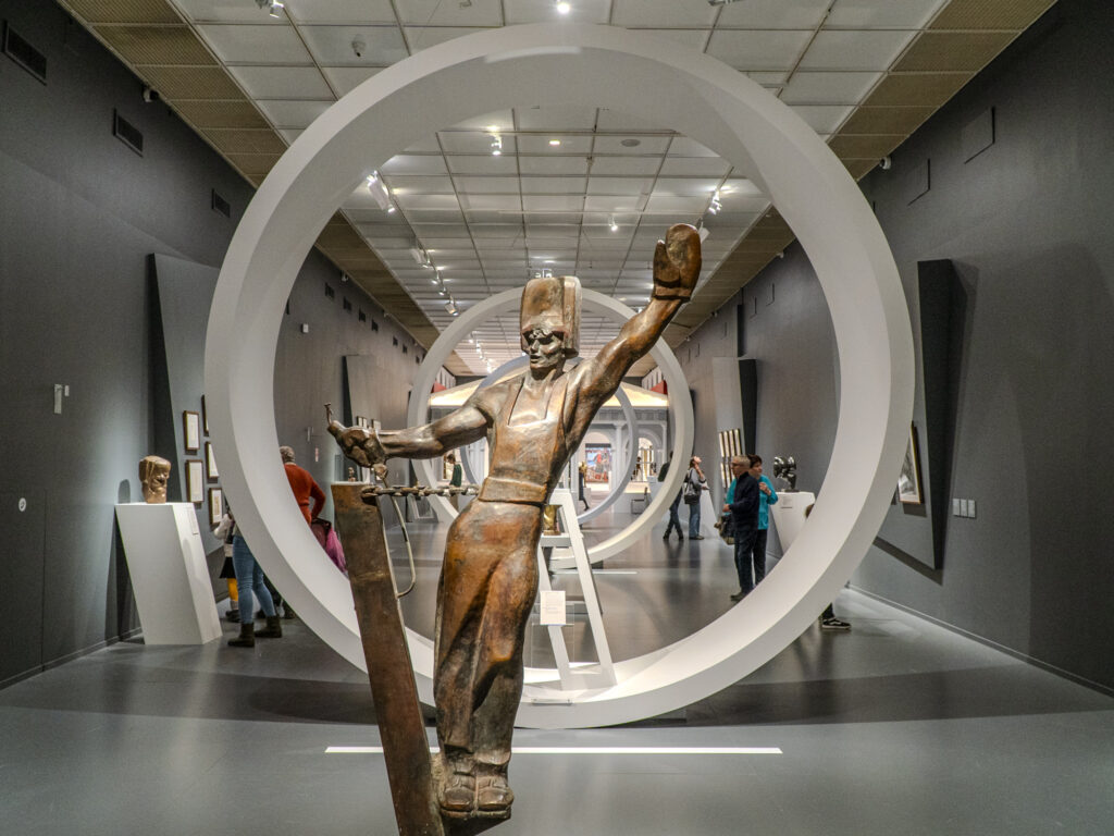 Выставка в честь Эрнста Неизвестного, арии Моцарта и ресторан в особняке &mdash; куда пойти после работы  фото