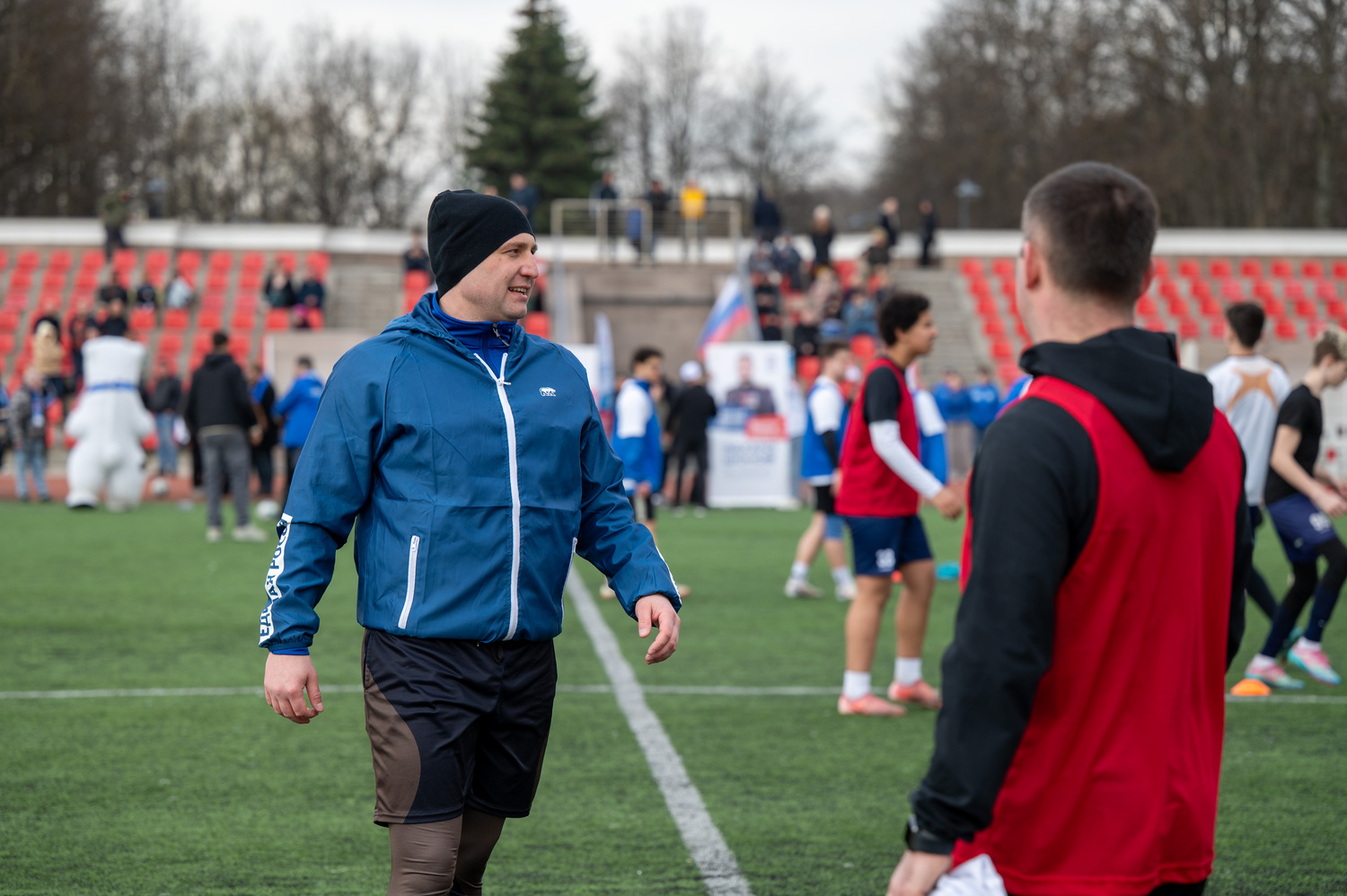 Участник СВО Эдуард Шонов поддержал кросс-эстафету в Терлецком парке, фото