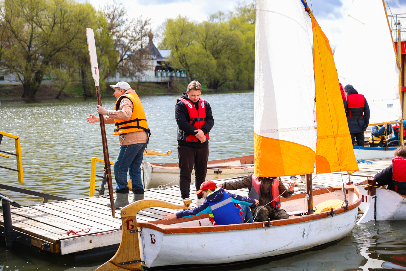Эдуард Шонов напутствовал юных яхтсменов перед стартом парусной регаты на Белом озере, фото