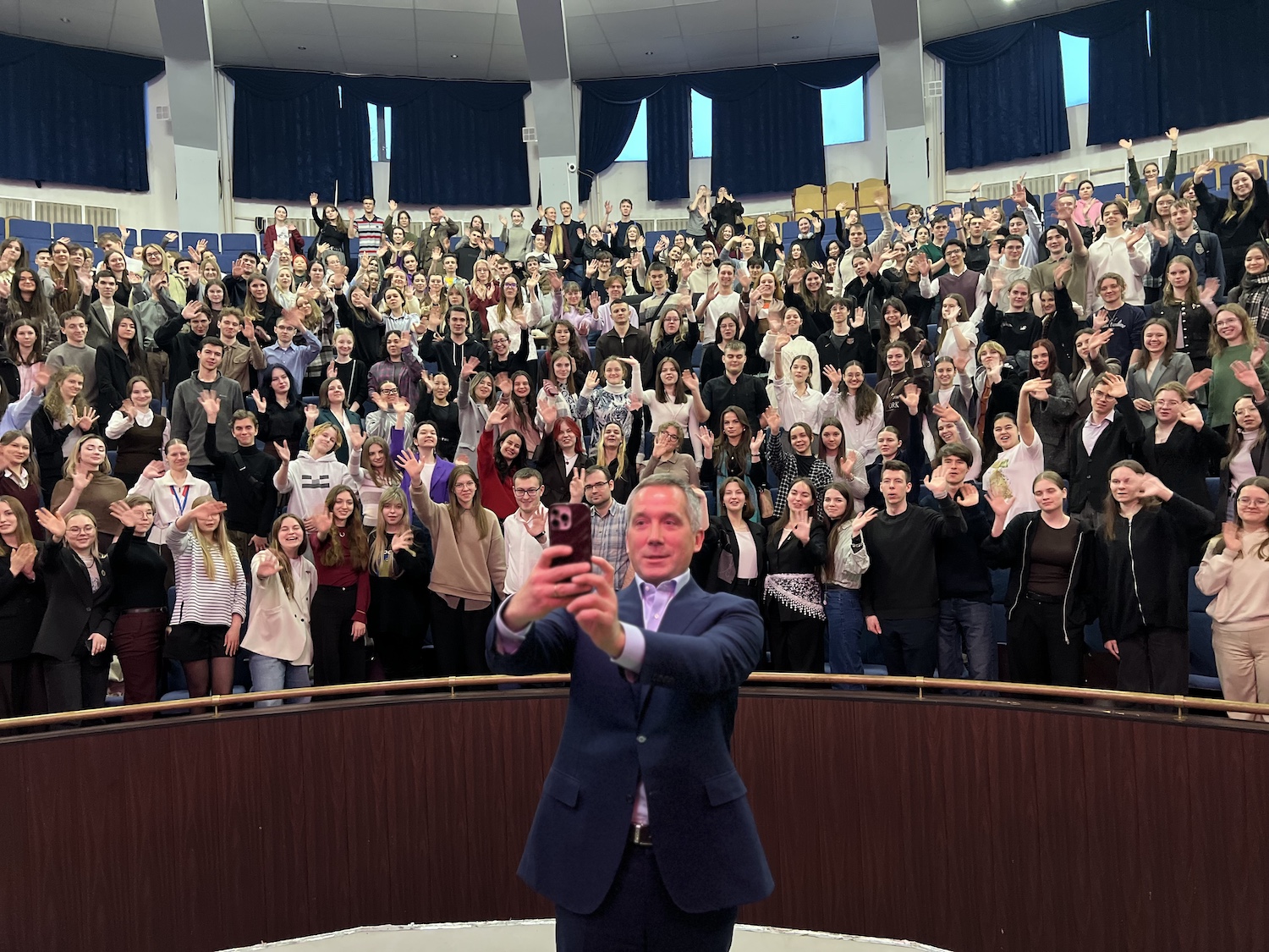 Шоу «Ближе к ИСПМ» с советником ректора ВШЭ Олегом Леоновым собрало более 350 зрителей, фото