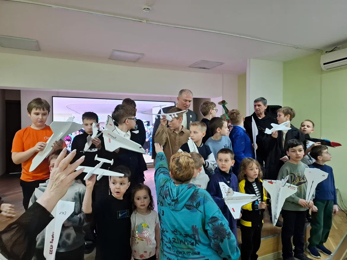 Участник СВО Александр Шелковой приветствовал открытие выставки «Техника и творчество в одном проекте» в Южном Медведково, фото