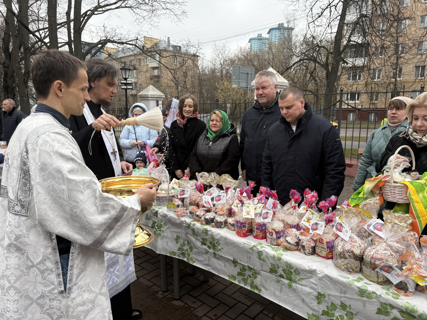 Более 400 пасхальных угощений раздали жителям района Щукино, фото