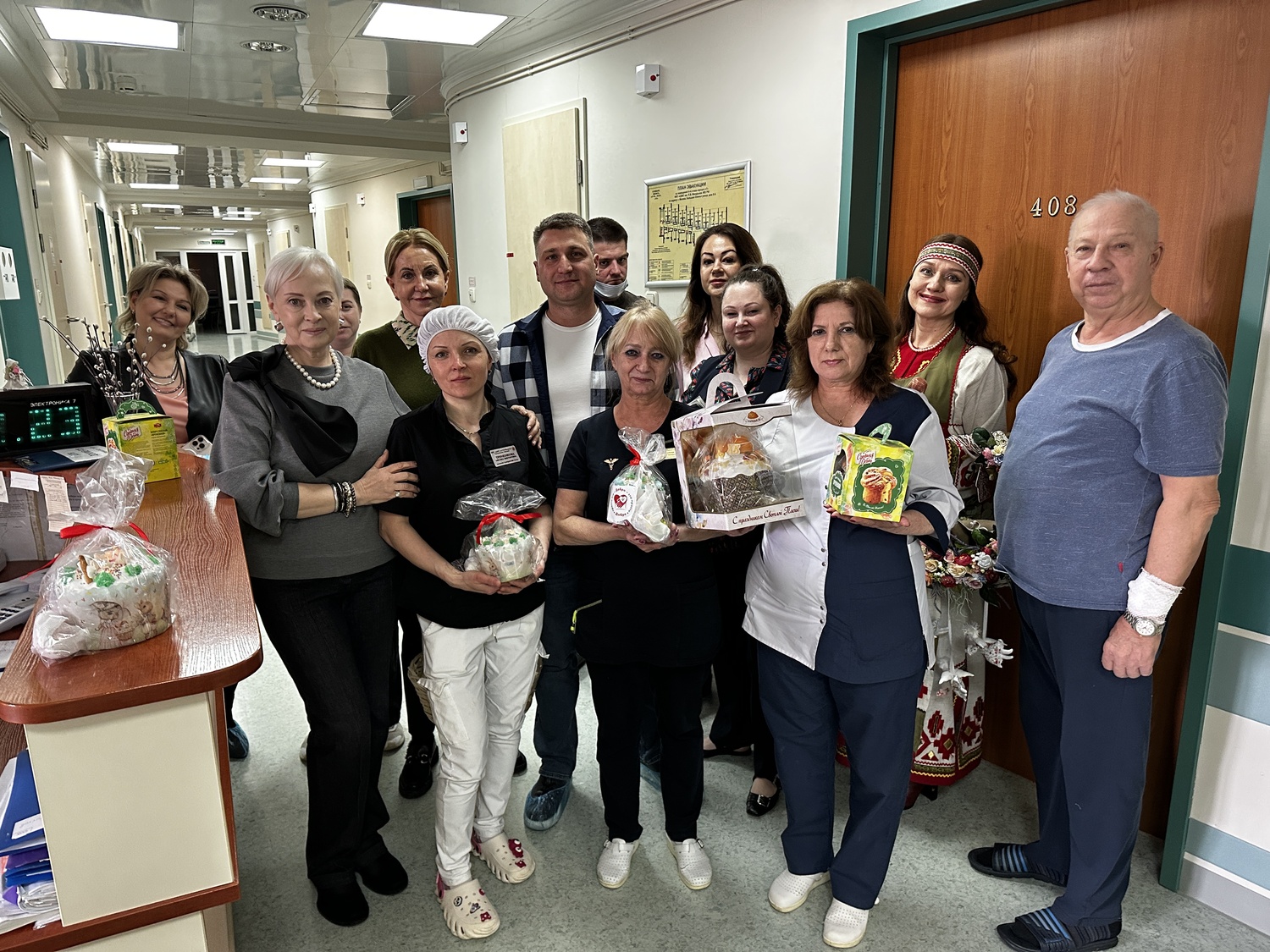 Эдуард Шонов передал пасхальные куличи в госпиталь имени П. В. Мандрыка, фото