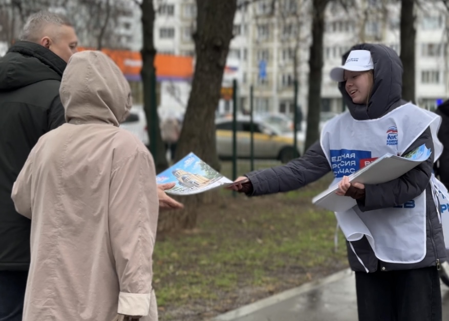 Евгений Нифантьев вместе с активистами Молодежного штаба организовал акцию по раздаче тематических календарей к Пасхе, фото