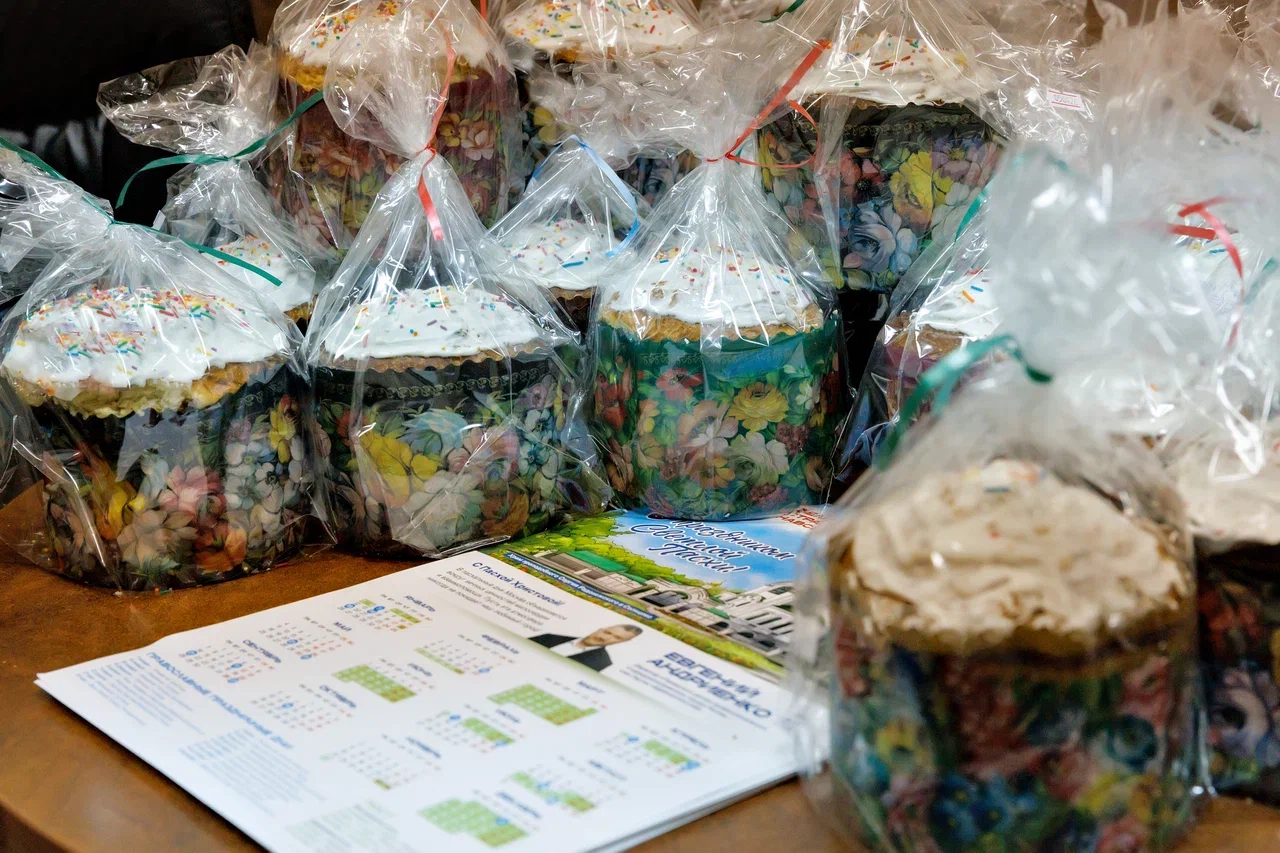 Партийцы «Единой России» раздали пасхальные угощения ветеранам и активным жителям районов ЗАО, фото