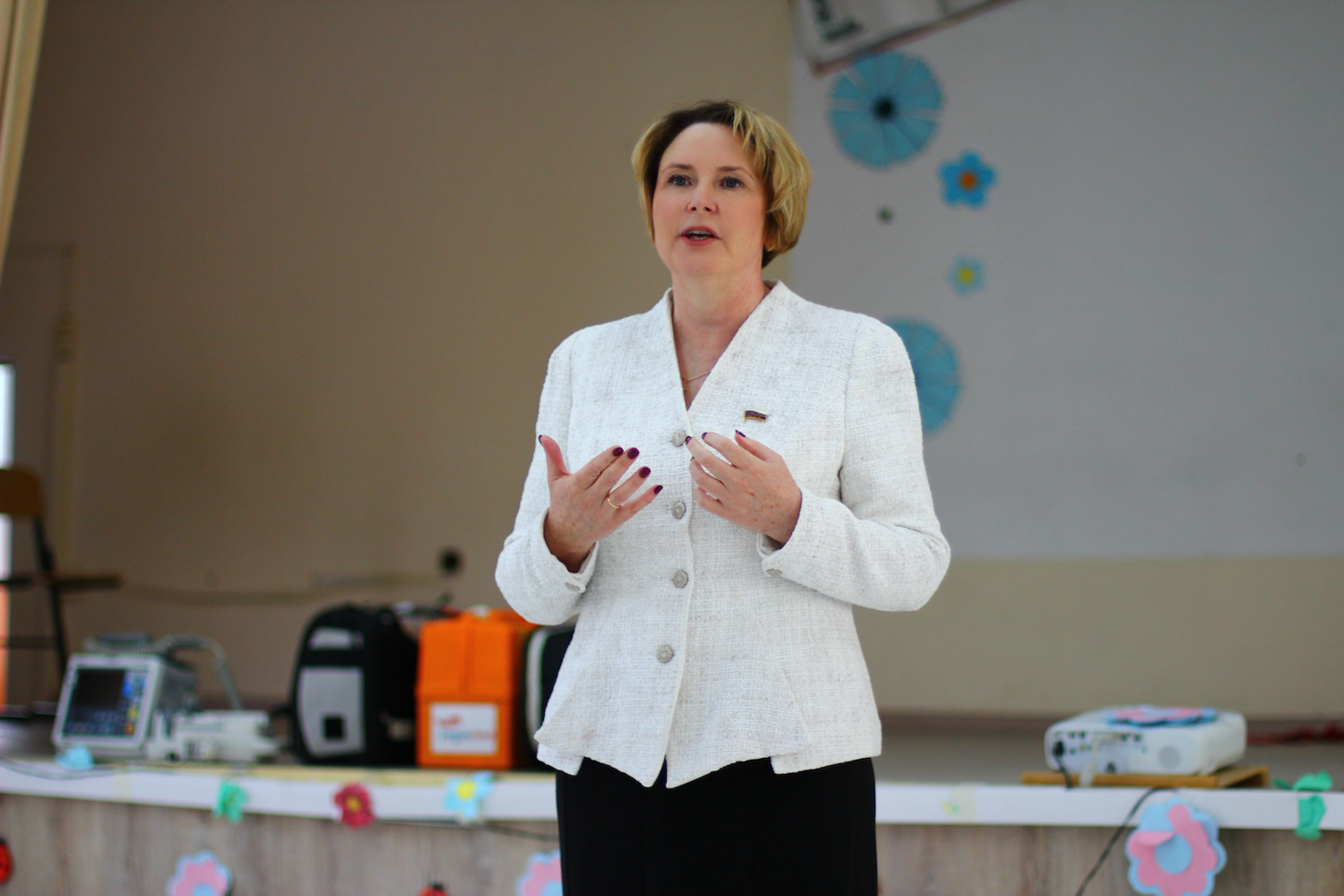 Светлана Разворотнева объявила о старте конкурса детских рисунков о сотрудниках скорой помощи, фото