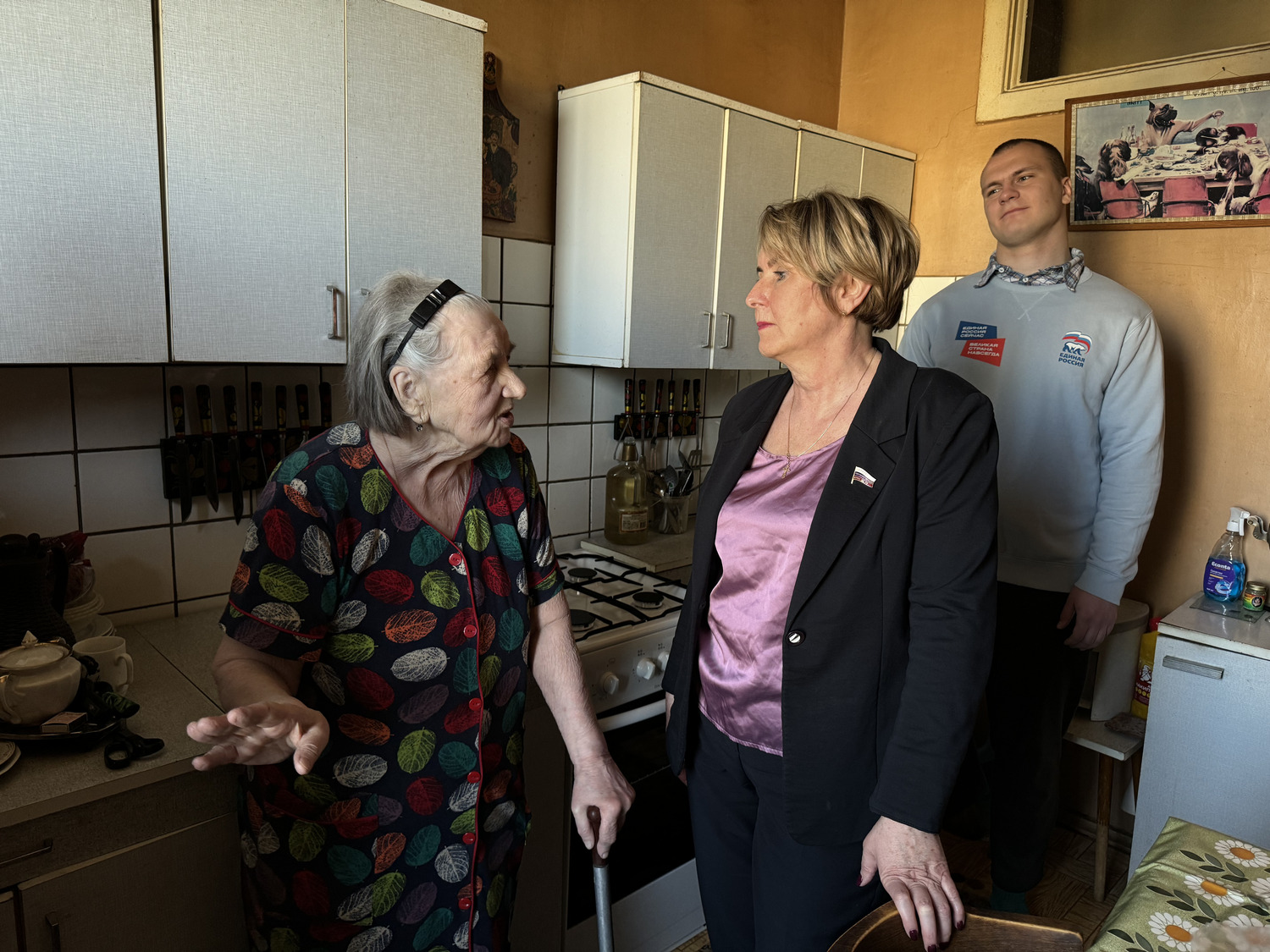 Депутат Светлана Разворотнева помогла пожилым жительницам ЮАО с заменой газовых плит, фото