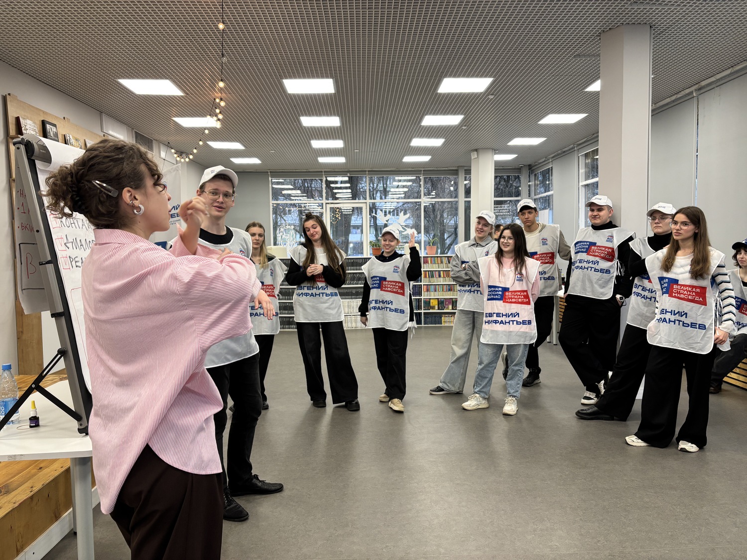 Евгений Нифантьев рассказал молодым активистам о важных навыках в проведении дебатов, фото