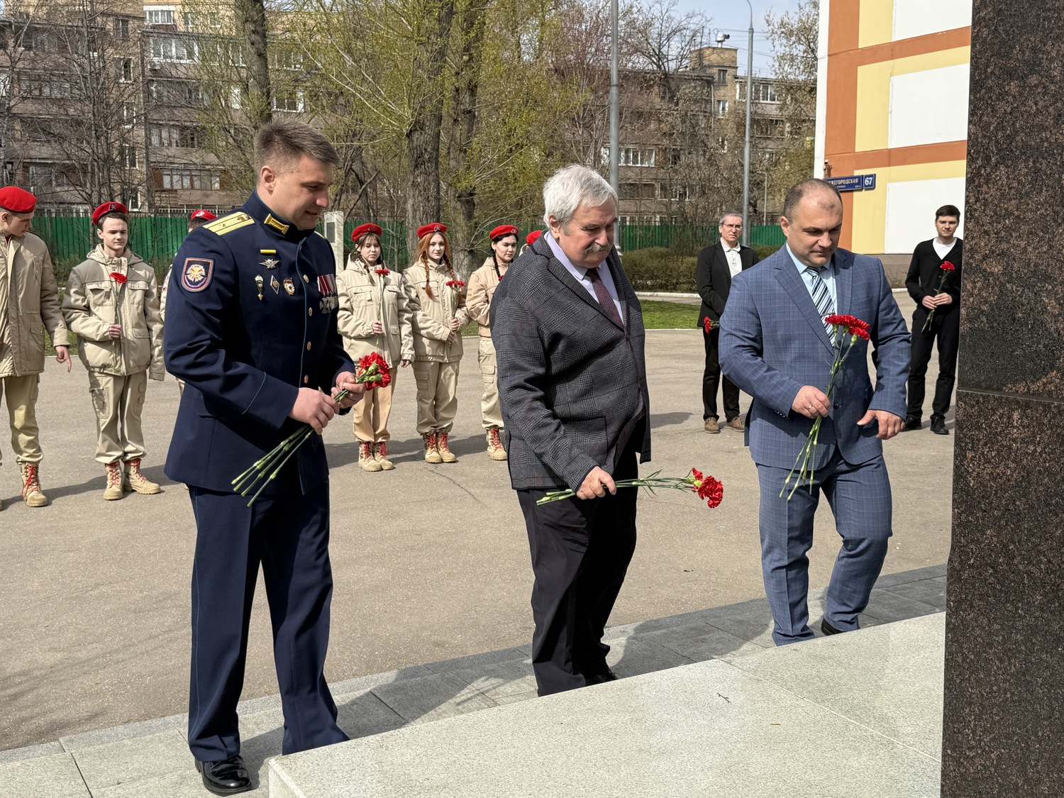 Ветеран боевых действий Эдуард Шонов принял участие в церемонии возложения цветов к бюсту маршала Баграмяна в школе № 1222, фото