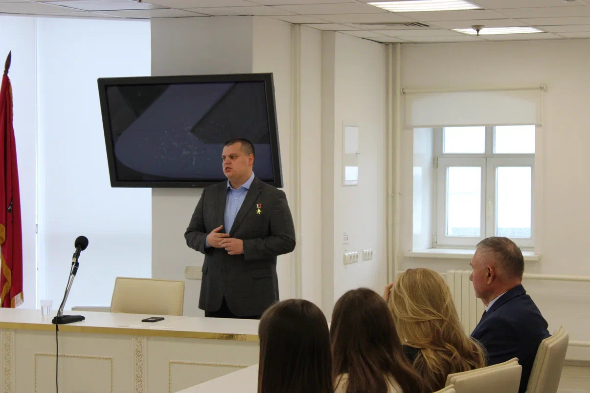 В университете правительства Москвы прошел открытый диалог с Героем России Эдуардом Казымовым, фото