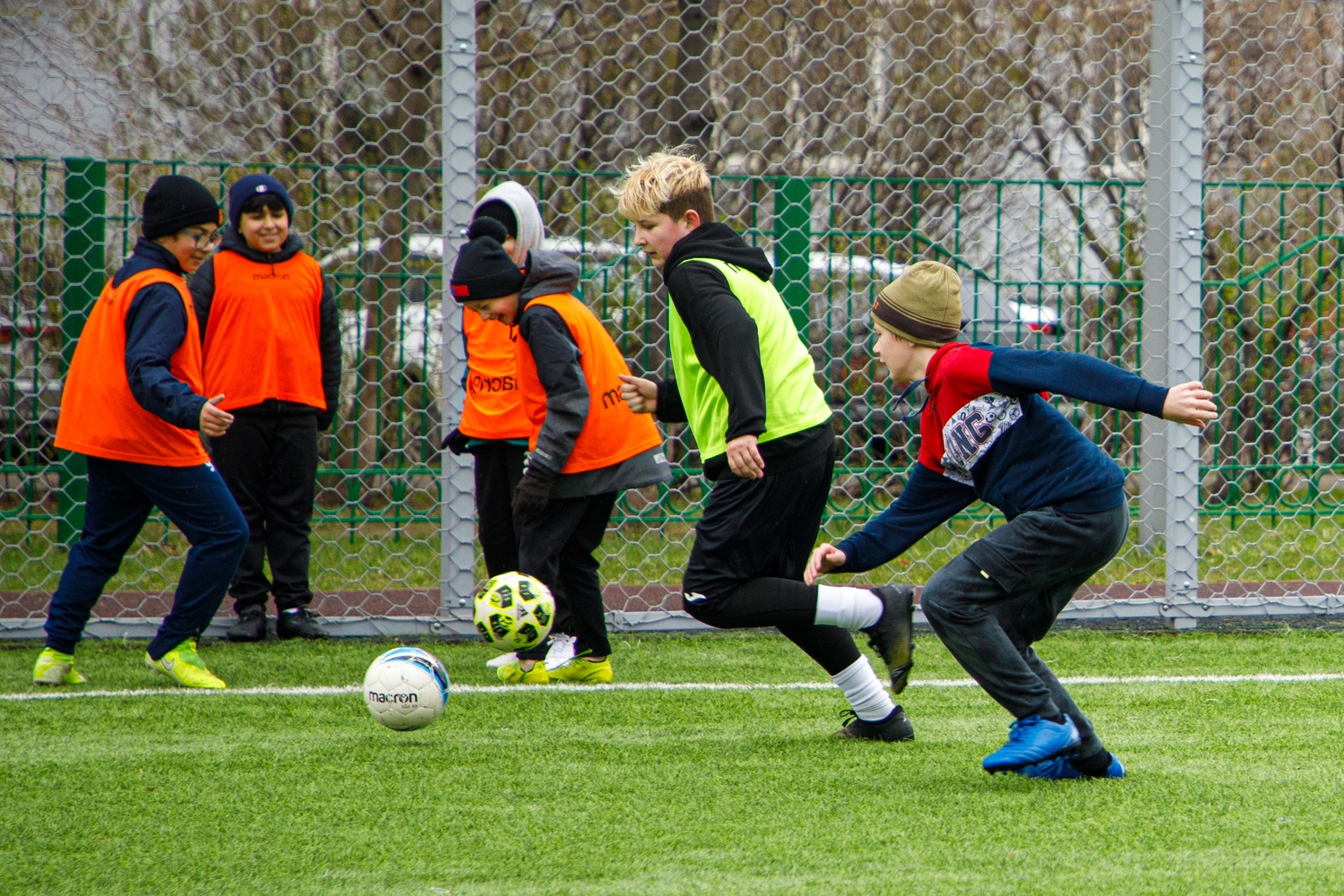 Ветеран боевых действий Эдуард Шонов напутствовал юных футболистов перед стартом турнира «Футбольная весна» в Косино-Ухтомском, фото
