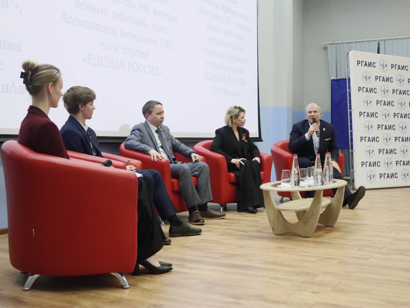 Участник СВО Александр Шелковой выступил в Академии интеллектуальной собственности в рамках дискуссии «Семья — это наше все», фото