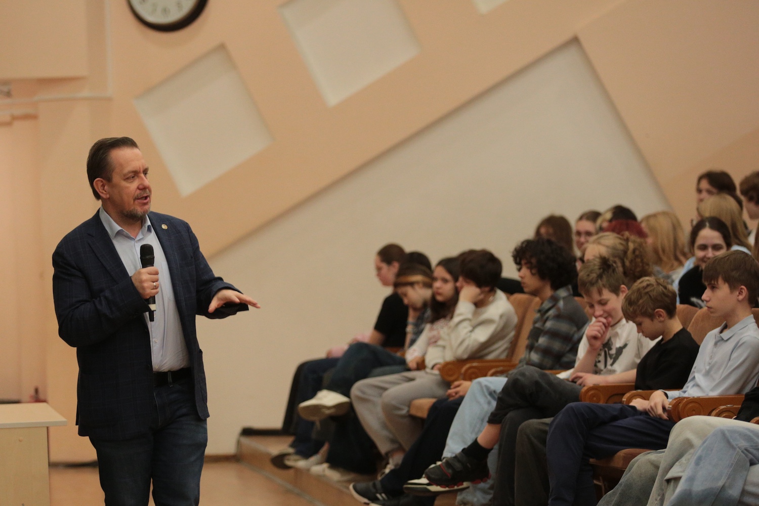 Член Общественной палаты РФ Александр Асафов провел для школьников Куркино встречу из цикла «Разговоры о важном», фото