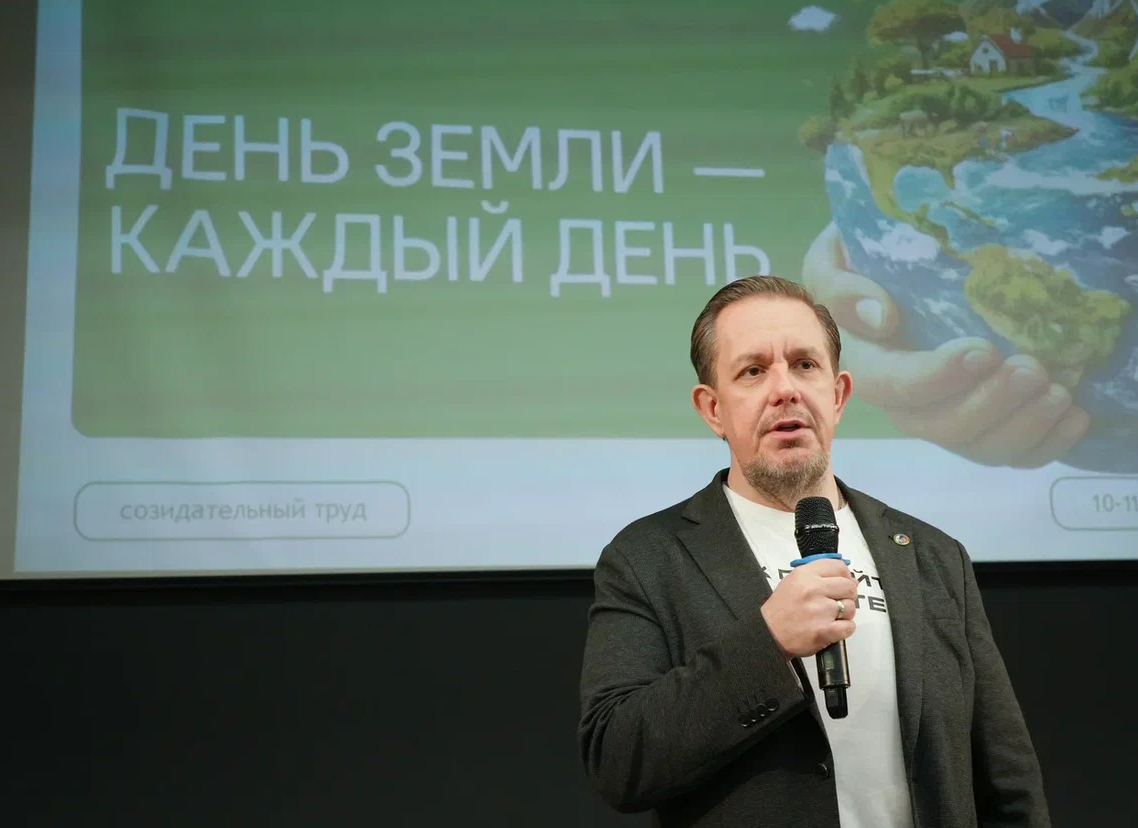 Член Общественной палаты РФ Александр Асафов обсудил со школьниками Молжаниновского района защиту окружающей среды и экопривычки, фото