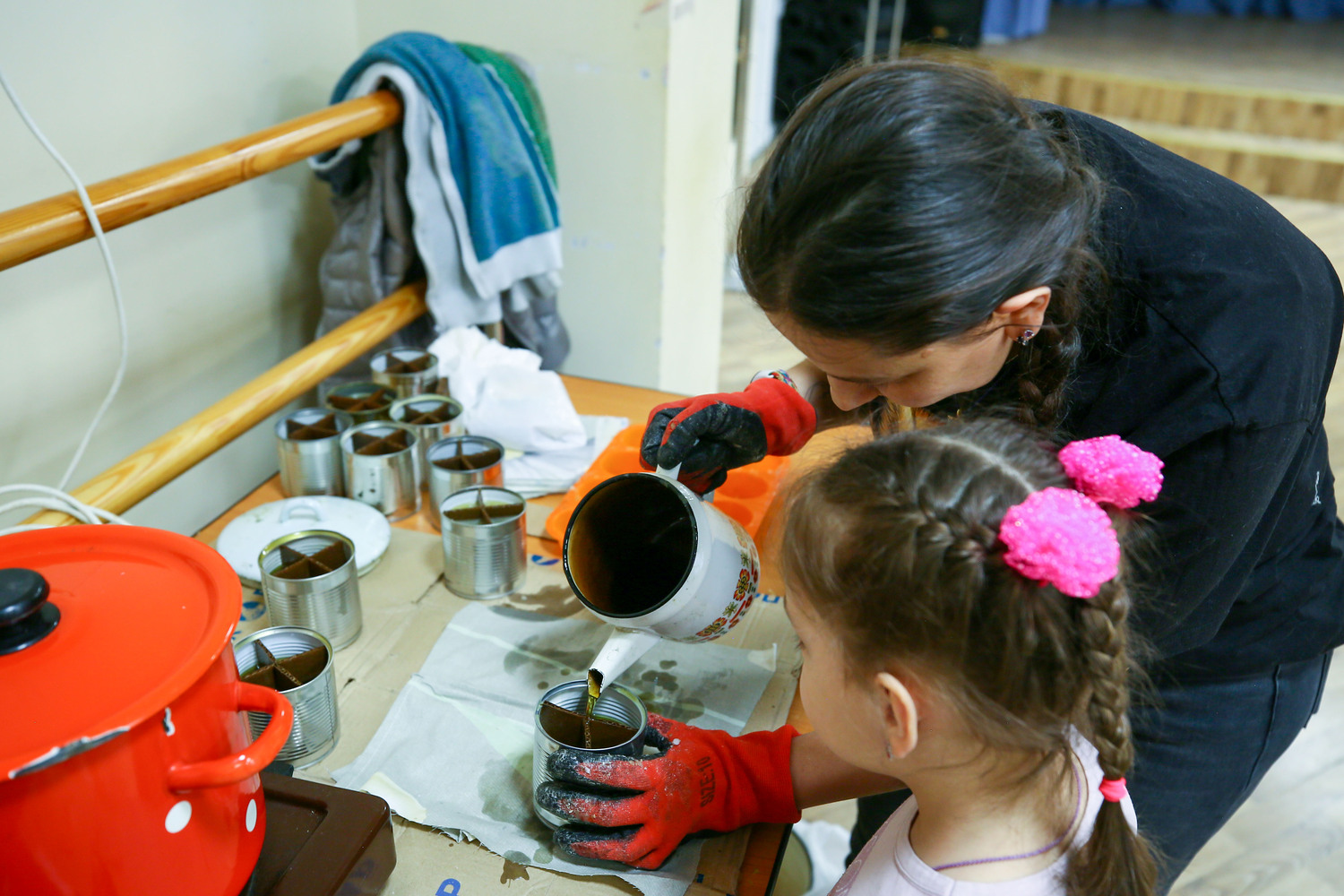 Жители Зюзино изготовили предметы первой необходимости для бойцов, фото