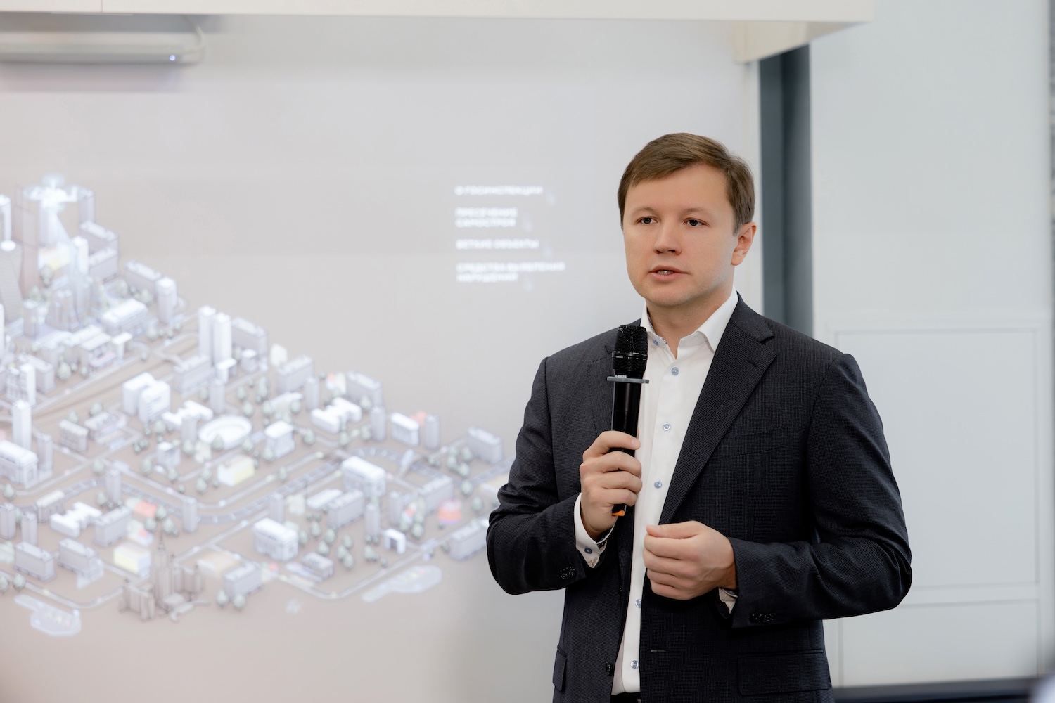 Владимир Ефимов: С 2024 года город выделил свыше 138 гектаров для реализации социальных МаИП, фото