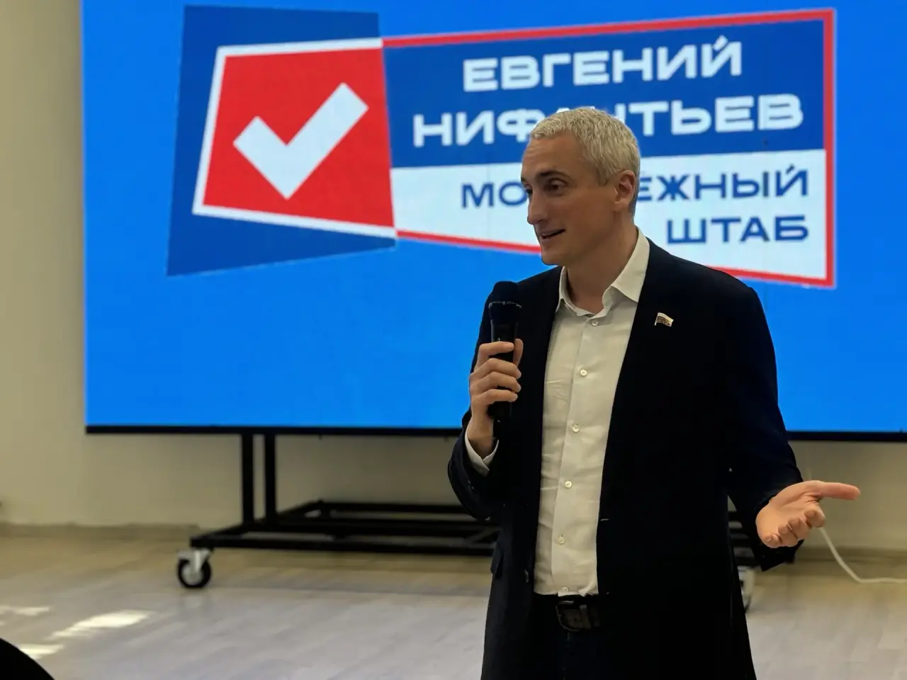 Евгений Нифантьев поддержал школьников на интеллектуальной игре в Братеево, фото