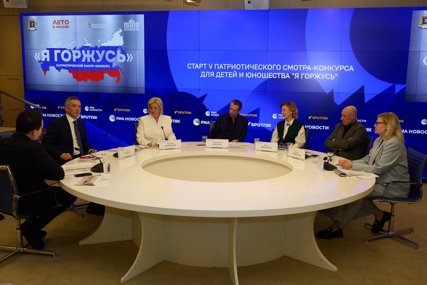 Журналист Олег Леонов объявил о завершении приема заявок на смотр-конкурс «ЯГоржусь», фото