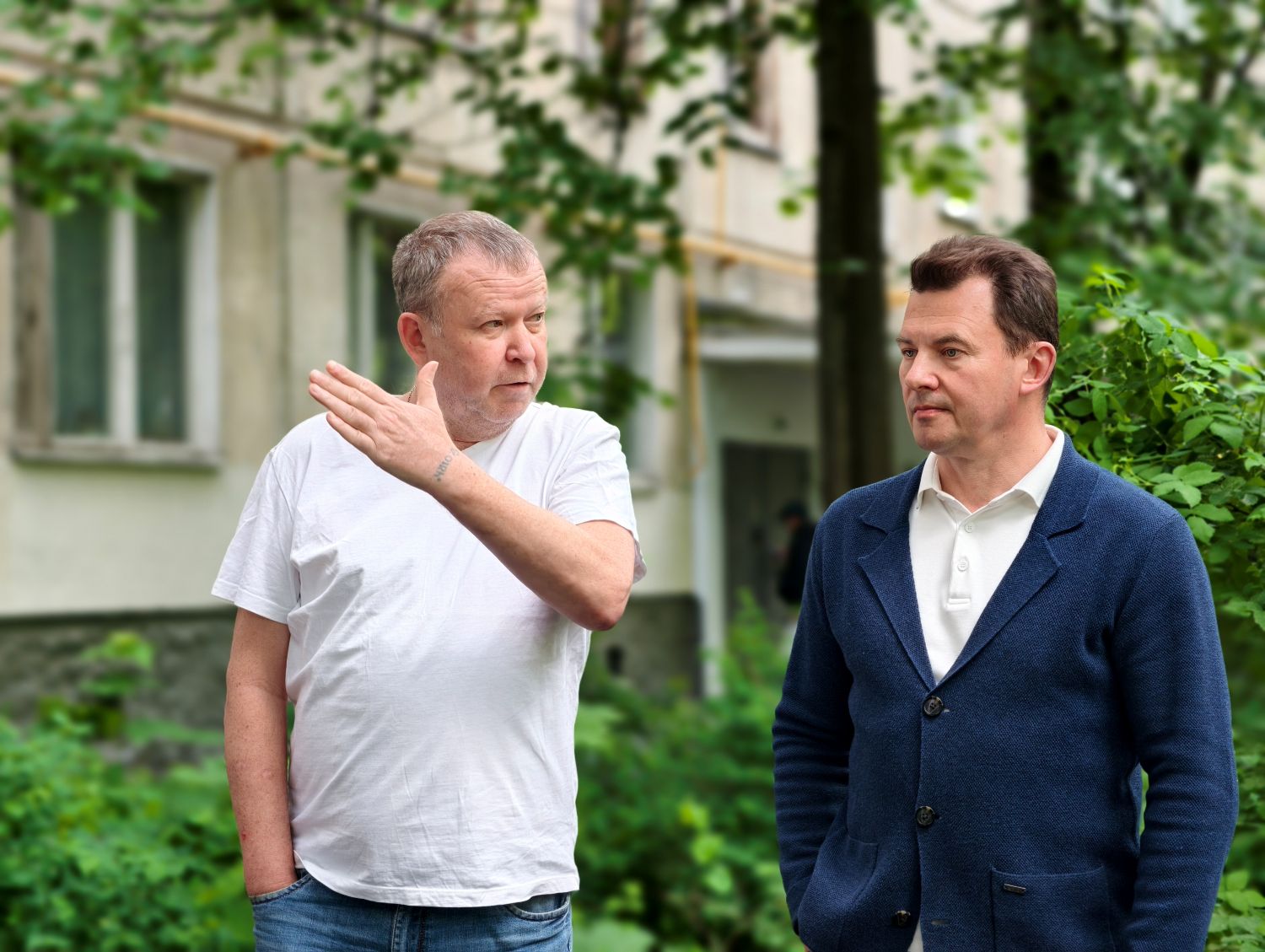 Депутат Государственной думы Роман Романенко обсудил с жителями Центрального Чертаново обустройство пешеходной зоны, фото