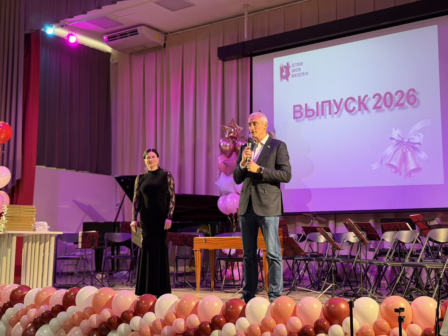 Евгений Нифантьев вручил дипломы выпускникам школы искусств на юге Москвы, фото