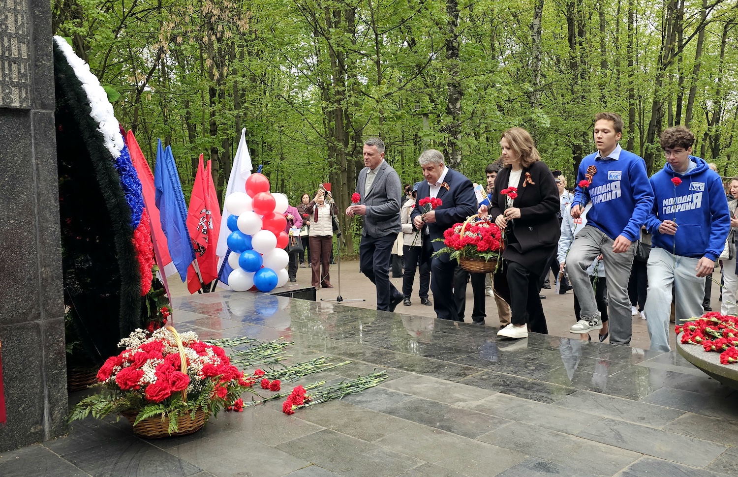Памятная акция у мемориала работникам завода Хруничева, павшим на фронтах Великой Отечественной, прошла в районе Филевский Парк, фото