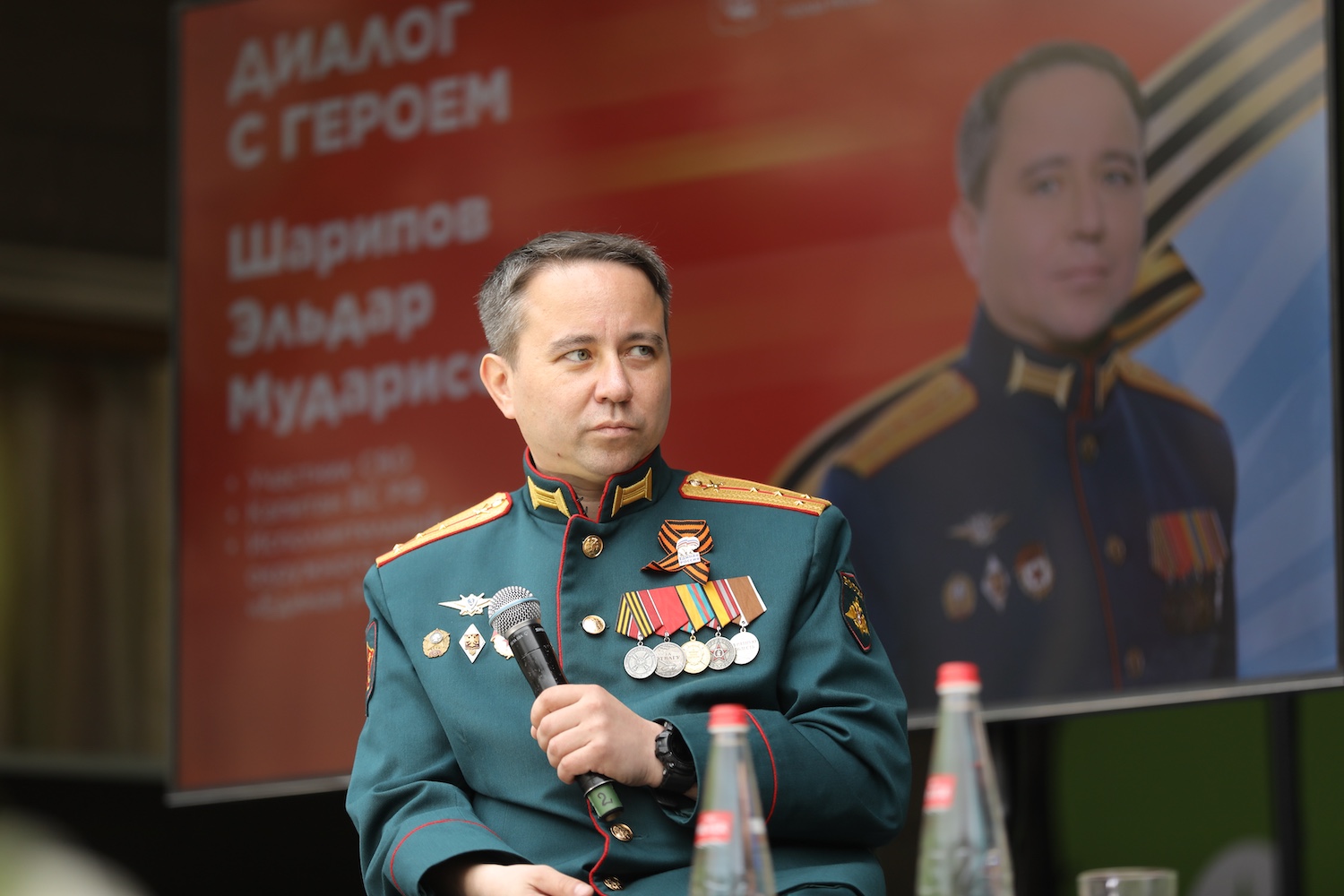 Участник СВО Эльдар Шарипов рассказал о поддержке бойцов и ветеранов спецоперации на встрече «Диалог с героем», фото
